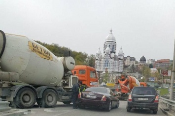 В Киеве бетономешалка протаранила Maserati