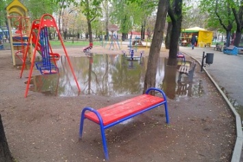 В Одессе вокруг детской площадки в сквере образовался пруд (ФОТО)
