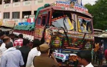 В Индии грузовик врезался в толпу, десятки погибших