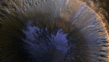 Зонд НАСА сфотографировал следы тающего льда в кратере на Марсе