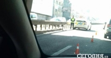 Шулявский мост продолжает обсыпаться: повреждены два автомобиля