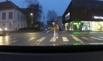 ВИДЕО, как в Эстонии водитель уронил бабушку, спасая ее от своего авто на переходе