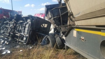 Жуткое ДТП в ЮАР: школьный автобус столкнулся с грузовиком, сгорело 20 детей