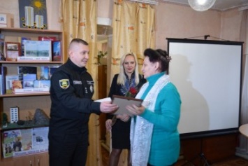 Руководство Покровского отдела полиции отметило благодарственными письмами местных активистов