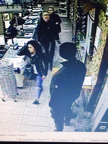 Очевидцы запечатлели двух дам, «промышляющих» в супермаркетах