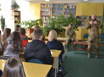 В Славянске воины пообщались со студентами и получили камуфлированные «Кобзари»