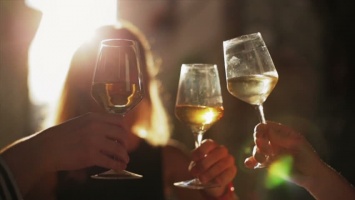 Ученые рассказали, чем опасно для женщин белое вино