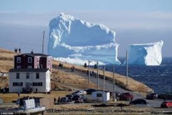 Гигантский айсберг стал новой достопримечательностью у берегов Канады (ФОТО)