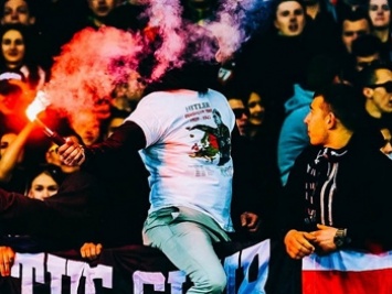 Фанат "Шахтера" надел футболку с Гитлером, празднуя победу над "Динамо": фотофакт