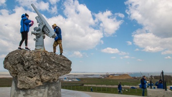 Более 150 мостостроителей провели субботник на двух берегах Керченского пролива