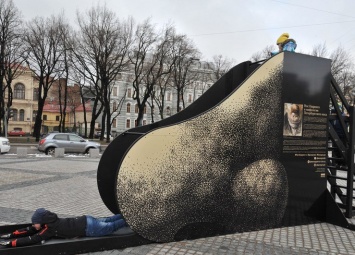 В Петербурге возле Манежа появилась детская горка в виде носа
