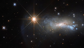 "Хаббл" сфотографировал звезду, затмившую целую галактику