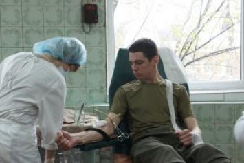 Гвардейцы в Донбассе сдали кровь для тех, кто в этом нуждается