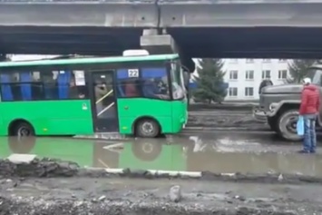 В Покровске рейсовый автобус с пассажирами застрял в яме под Димитровским мостом