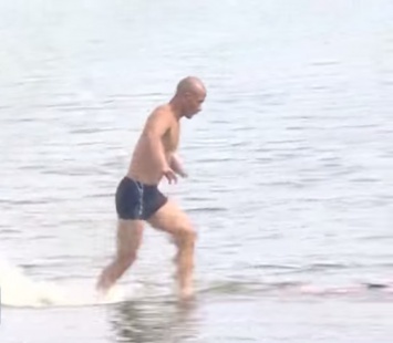 Монах из Шаолиня пробежал больше 100 метров по воде