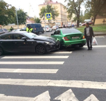 В Санкт-Петербурге столкнулись Mercedes и Lexus