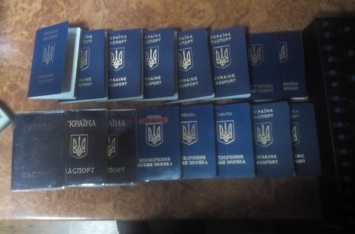Пограничники задержали мужчину, пытавшегося ввезти в Крым большую партию украинских паспортов (ВИДЕО)