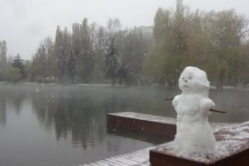 Крымчане в соцсетях хвастают апрельскими снеговиками (ФОТОФАКТ)