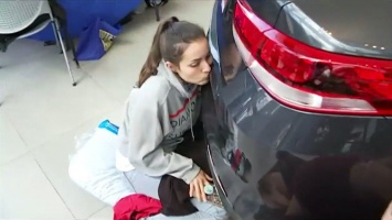 Девушка целовалась с Kia 50 часов ради выигрыша автомобиля