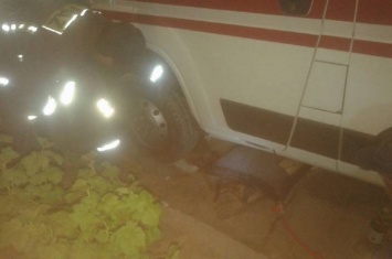 В Киевской области спасатели вытащили из ямы машину скорой помощи