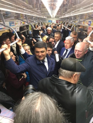 Гройсман с охранниками создали давку в харьковском метро