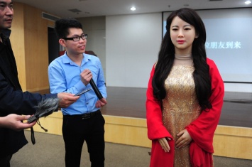 Интервью с китайским роботом-женщиной закончилось провалом
