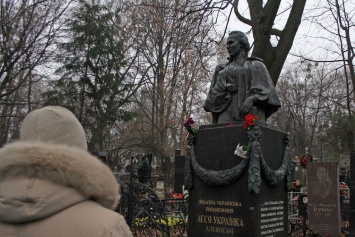 В Киеве вандалы добрались до могилы Леси Украинки - бронзу с памятника умыкнули на цветмет