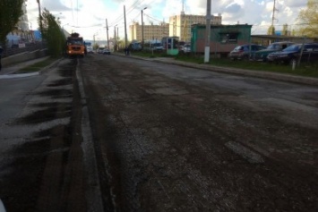Водители ликуют: в Симферополе неожиданно начали ремонтировать ул. Балаклавскую (ФОТО)