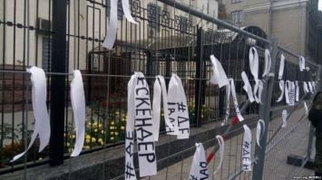Посольство РФ в Киеве пикетируют с требованием найти пропавших крымчан