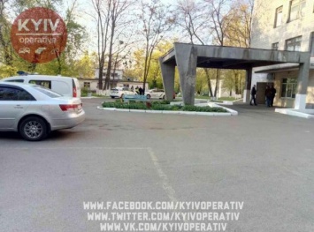 ЧП в Киеве: мужчины на авто привезли к клинике труп и уехали