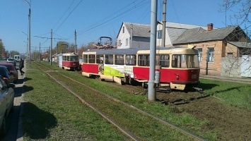 Транспорт разорвало на части: в Харькове произошло ЧП с трамваем