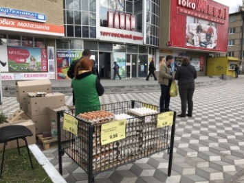 Яичный вторник - яйцами уже торгуют даже на тротуарах (фото)