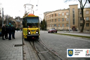 Во Львове школьник попал под трамвай, его госпитализировали