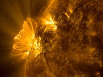 Ученые зафиксировали мощную вспышку на Солнце: жителей Земли ждут головные боли и недомогание