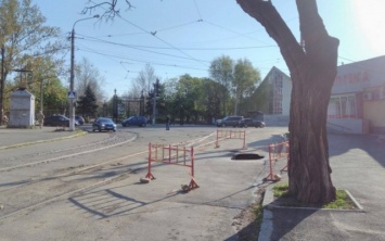 В Николаеве провалился асфальт возле трамвайных путей