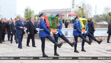 Порошенко и Лукашенко в Чернобыле почтили память погибших ликвидаторов
