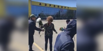 Появилось видео нападения на блогера Варламова в аэропорту Ставрополя