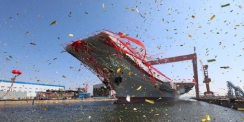 В Китае спустили на воду первый собственный авианосец
