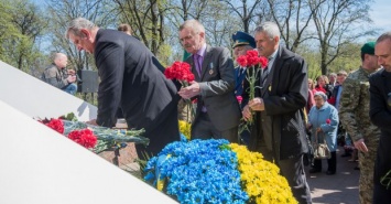 К памятнику жертвам Чернобыльской катастрофы возложили цветы