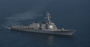 Иранский катер "напугал" экипаж военного эсминца США