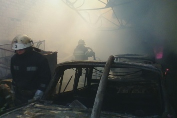 Пожар в Харькове: пострадали дачный домик, гараж и три машины