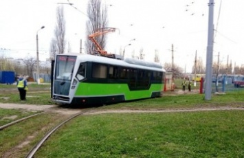 В Харькове из комплектующих собрали прототип нового трамвая с "рубленым" дизайном (фото)