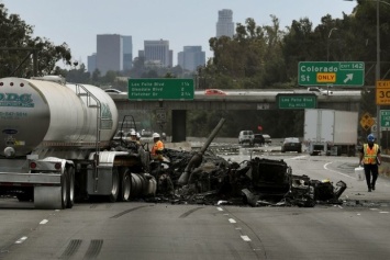 Чудовищная авария в Лос-Анджелесе: столкнулись бензовозы