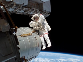 В NASA не хватает скафандров для работы в космосе
