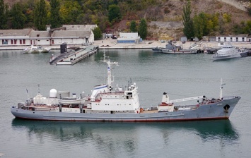 Военный корабль РФ столкнулся с торговым судном