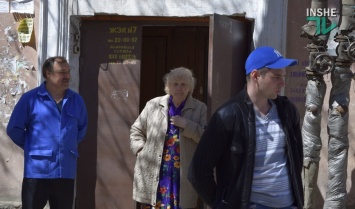 В Николаеве жена и двое детей участника АТО живут под текущей крышей и дышат плесенью. ЖЕК и мэр Николаева кормят их отписками