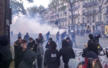 В Париже школьники и студенты выступили против Ле Пен и Макрона: полиция применила силу. Опубликованы фото и видео