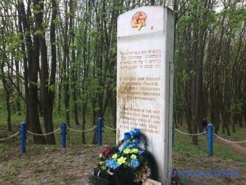 Неизвестные осквернили могилу жертвам Холокоста под Тернополем