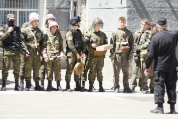 В центре Одессы стоят дети с винтовками в руках: фоторепортаж (ФОТО)