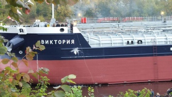 К причалу завода в Николаеве пришвартовался танкер с нефтепродуктами под флагом России